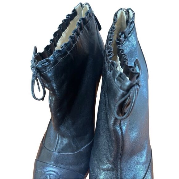 Chanel Interlocked CC Cap Toe Black Leather Ruffle Bow Ankle Boot Heels 38.5 - Picture 5 of 15
